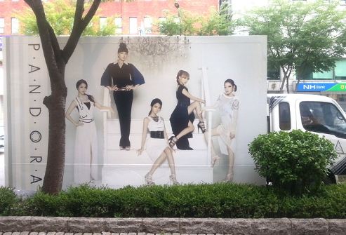 카라의 앨범 재킷 이미지가 크게 부착된 차량./DSP미디어 제공