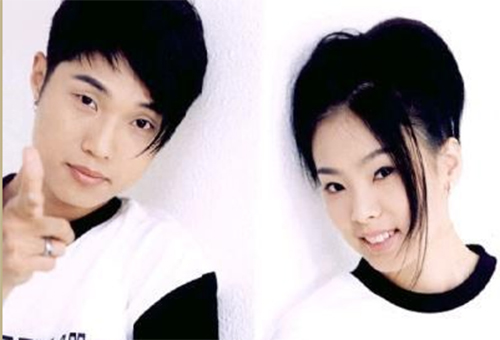 비쥬의 리더 주민(왼쪽)이 깜짝 결혼소식을 알렸다. /온라인 커뮤니티