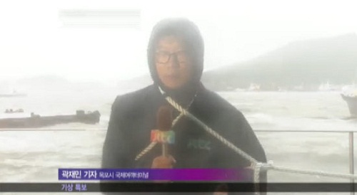 종편 기자가 생생한 현장감을 위해 밧줄로 몸을 묶고 태풍 보도에 나섰다. / JTBC 중계 방송 캡처