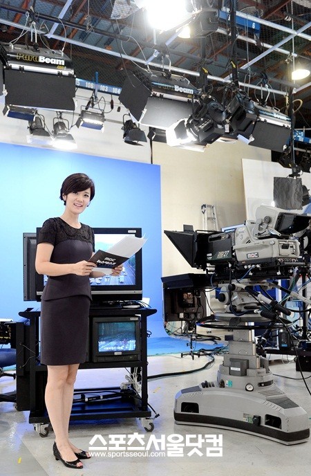 기상 예보 촬영을 준비하고 있는 현인아 기상캐스터./ 노시훈 기자