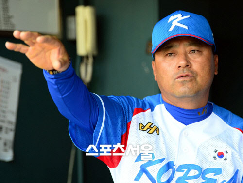 한국청소년 야구 대표팀의 이정훈감독이 31일 잠실야구장에서 열린 제 25회 세계청소년야구선수권대회에서 취재진에게 경기 전 각오와 소감을 밝히고 있다. / 스포츠서울 DB