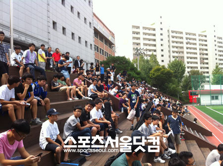 백승호의 경기를 보기 위해 보인고를 찾은 많은 팬들은 학교 운동장 좌우측 스탠드를 가득 메웠다.