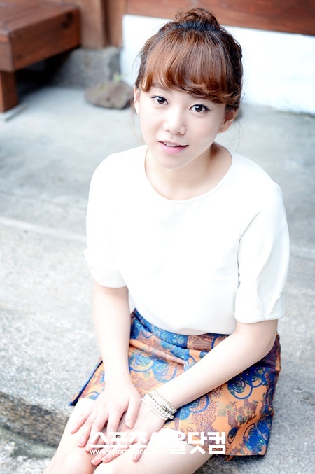 배우 곽지민이 카메라를 바라보며 귀여운 표정을 짓고 있다.