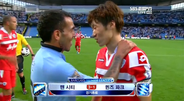 QPR 박지성과 맨시티 카를로스 테베즈가 경기 종료 직후 진한 포옹을 나누며 각별한 친분을 과시했다. / SBS ESPN 중계 캡처