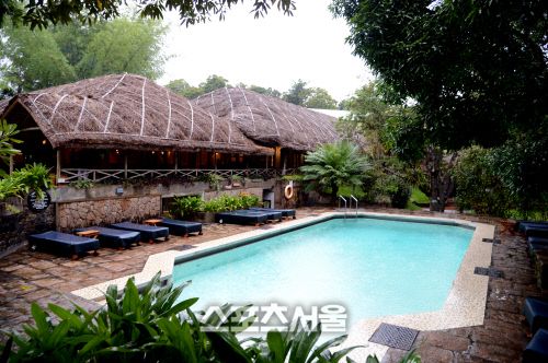 스파이스 빌리지의 야자수잎 초가지붕과 현대풍 수영장이 생각보다 잘 어울린다.
