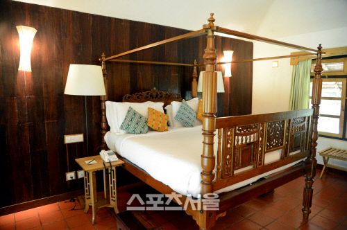 천정에는 실링팬이 돌아가고 나무로 만든 전통식 침대에서 잠이 들 수 있는 코코넛 라군.