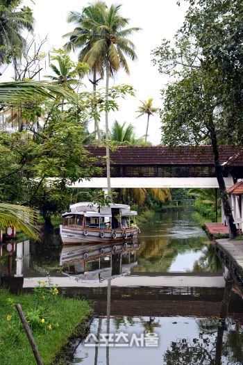 수로를 따라 보트를 타야지만 들어갈 수 있는 쿠마라콤 코코넛라군 리조트.
