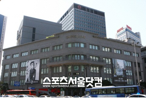 신세계가 파라다이스면세점을 인수하며 면세점 시장에 뛰어들었다.