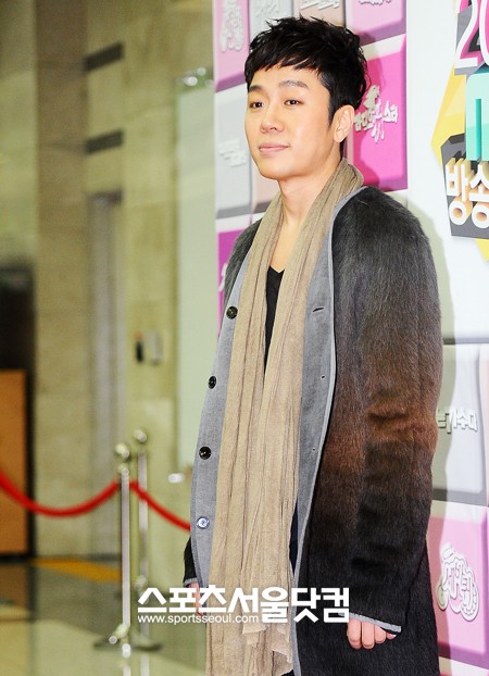 게이라는 소문에 대해 사실이 아니라고 밝힌 가수 정엽./더팩트DB