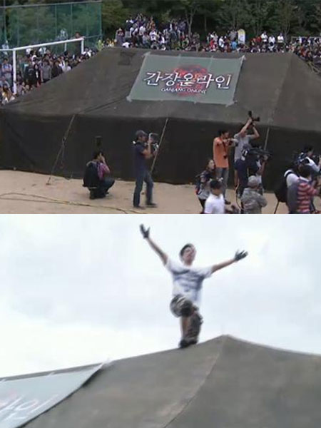 T24 소셜 페스티벌이 성공적으로 마무리됐다. 우뚝 선 24인용 텐트(위)와 텐트 위에서 세리머니를 펼치는 도전자 / 생중계 영상 캡처