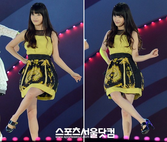 가수 아이유가 9일 인천 문학경기장에서 열린 2012 인천 K-POP 콘서트에서 열창을 하고 있다. /노시훈 기자