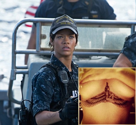 팝스타 리한나가 가슴에 새긴 문신을 트위터에 공개했다./영화 배틀쉽 스틸 사진, 리한나 트위터