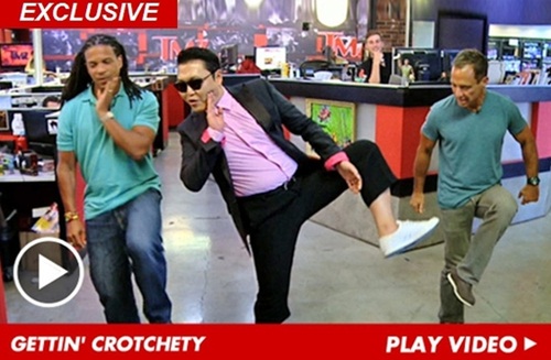 싸이가 미국 스태프들에게 말춤에 이어 새춤까지 전수하고 있다./ TMZ 홈페이지 영상 캡처