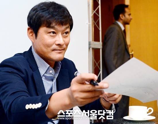 건강한 모습으로 팬들에게 사인을 해주고 있는 이종범.