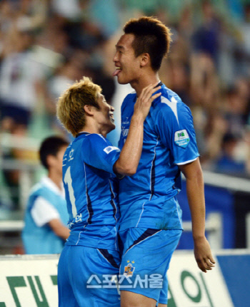 알 힐랄(사우디) 격파 선봉에 나설 울산 이근호(왼쪽)와김신욱. / 스포츠서울 DB