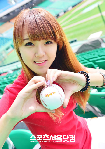 단지 야구공이 좋다는 이유로 구단 관계자에게 부탁해 SK 기념공을 공짜로 손에 넣었다는 박씨는 문학구장에서 한국 시리즈를 꼭 보자며 팬들의 변함없는 응원을 부탁했다.