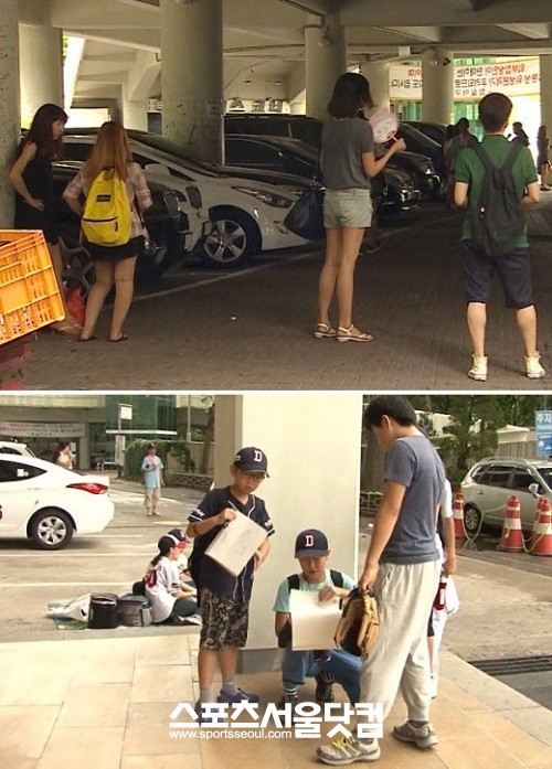 선수들이 출근하는 잠실구장 주차장에서 기다리고 있는 야구팬.