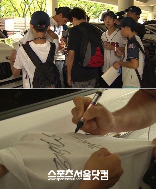 야구 선수들은 보통 야구공과 유니폼, 사인북에 사인을 한다.