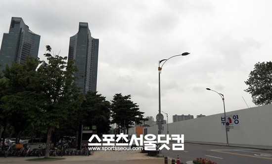 서울 성수동 뚝섬부지에는 완공된 한화 갤러리아포레와 부영·대림산업의 바리케이트가 서로 마주 보고 있다.