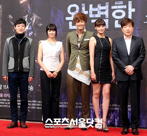 지난해 5월 생애 첫 드라마 제작발표회에 참석한 이희준(왼쪽)이 어색한 포즈를 취해눈길을 끌었다. /더팩트DB