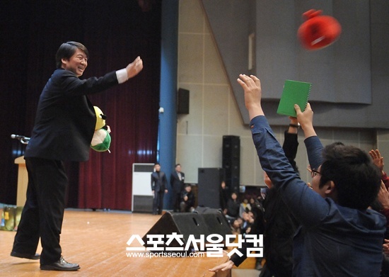 안 원장은 안철수연구소를 경영상 안정한 궤도에 올려놓은 후 돌연 대표이사직을 사임했다. 그 후 교수 생활에 매진하고 있다.