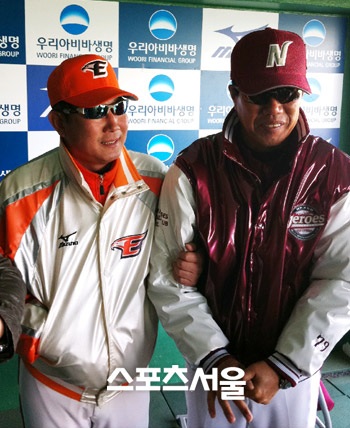 올시즌 막판 나란히 중도 퇴진한 한화 한대화 감독(왼쪽)과 넥센 김시진 감독. / 스포츠서울 DB