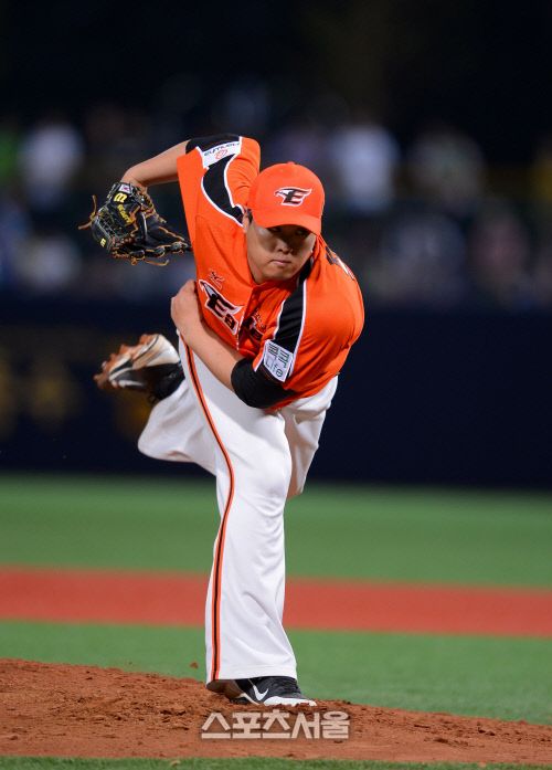 한화의 에이스 류현진이 이대호의 소속팀인 오릭스 버펄로스의 새 외국인 선수 영입 리스트에 올라 있는 것으로 알려졌다. / 스포츠서울 DB