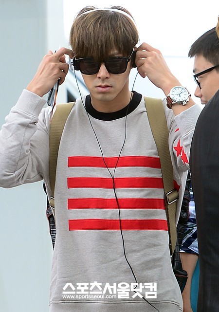 22일 인도네시아 자카르타에서 열리는‘SM타운 라이브 투어3’를 위해 출국하는 동방신기 유노윤호가 21일 오전 인천국제공항에 도착해 헤드폰을 쓰고 있다. /이새롬 기자
