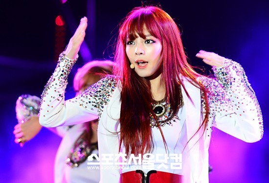 2012 한류드림콘서트가 23일 오후 경북 경주시 경주시민운동장에서 열린 가운데 아이돌그룹 카라의 멤버 구하라가 화려한 무대를 펼치고 있다. / 배정한 기자