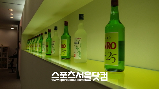 일본법인 진로에는 국내에선 판매하고 있지 않은 제품들이 진열돼 있다.  / 이철영 기자