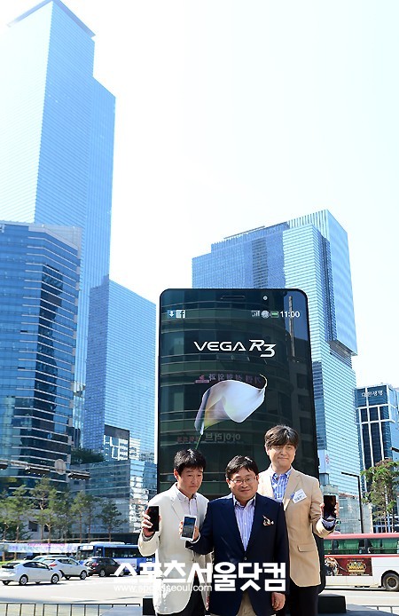 팬택이 24일 오전 서울 강남역 M스테이지에서 전략 스마트폰 베가 R3를 공개한 가운데 뒤로 삼성전자 사옥이 보이고 있다. 팬택은 이날 삼성전자 서초사옥 대각선 맞은편에서 행사를 개최해 삼성전자 하반기 전략 스마트폰인 갤럭시노트2와의 진검승부를 펼치겠다는 강한 의지를 드러냈다. /이새롬 기자