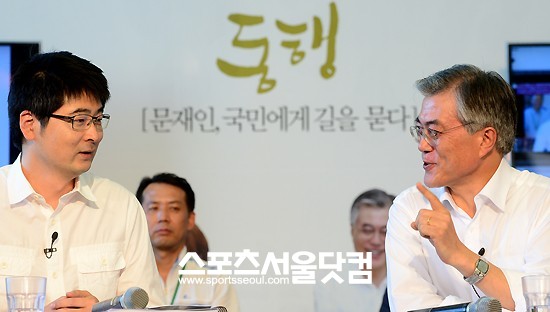 문재인 민주통합당 대선 후보가 24일 오후 서울 동교동 카페 꼼마 2호점에서 열린 문재인의 동행 타운홀미팅 행사에서 대통령이 되었다는 가정 하에, 역대 대통령 중 자신의 외모 순위는 몇 위 정도 생각하는가에 대한 진행자의 질문에 1위!라고 답하고 있다. /이새롬 기자