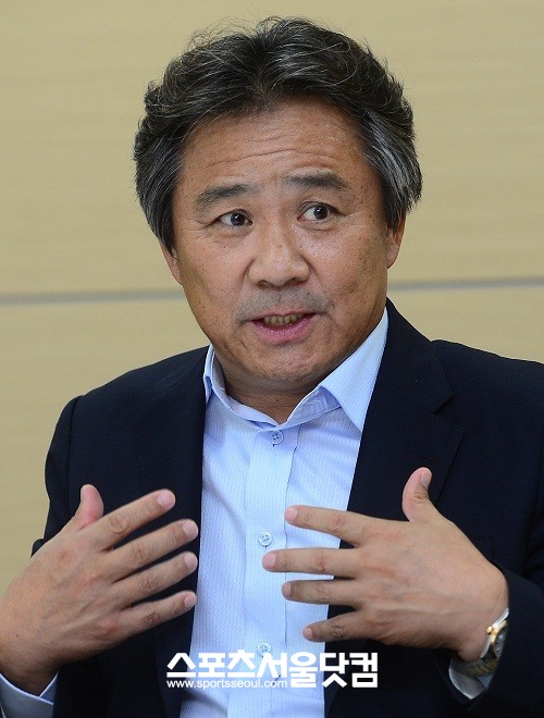 곡선적인 부드러운 힘을 믿는 이기흥 올림픽 선수단장 겸 대한수영연맹 회장.