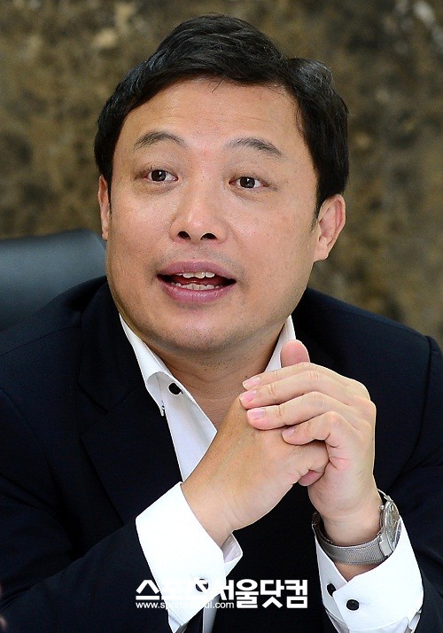 곽 위원장이 이 단장의 다양한 애칭에 관한 질문을 하고 있다.