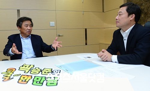 곽 위원장(오른쪽)은 올림픽 기간 내내 바쁘게 움직이는 선수단장의 구실에 대해 큰 관심을 보였다.