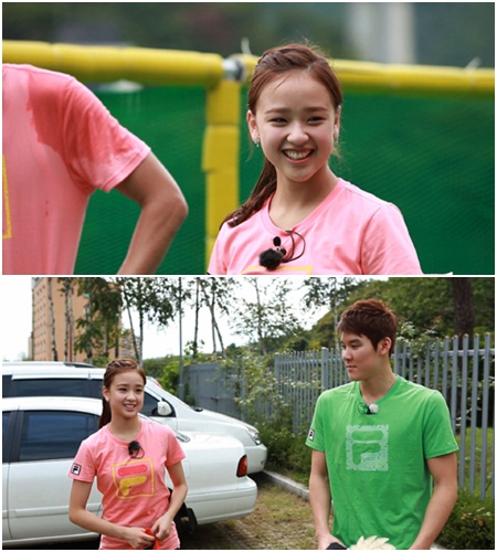 이 단장은 선수단 막내 손연재(위)에 대해 매우 겸손한 선수라고 치켜세웠다.그러나 대한수영연맹 회장으로서 박태환에 대해선 엄격한 잣대를 내세웠다.