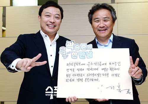 곽 위원장(왼쪽)과 기념 촬영을 하고 있는 이 단장. 앞으로도 한국 체육 발전의 든든한밀알이 되기를 바란다.