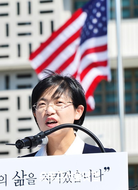 이정희 전 통합진보당 공동대표가 25일 오후 서울 세종로 미국 대사관 앞에서 대선 출마 선언을 하고 있다. / 배정한 기자