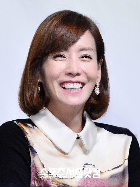 KBS 2TV 새 월화드라마 울랄라부부 제작발표회가 26일 오후 서울 소공동 롯데호텔에서 열린 가운데 배우 김정은이 환한 미소를 짓고 있다. / 배정한 기자