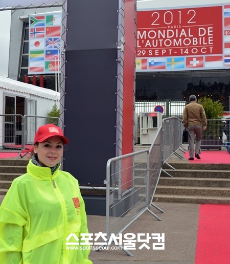 미녀 도우미들이 2012 파리모터쇼 개막 전부터 관람객들의 안내를 위해 전시장 밖에 배치됐다./ 황준성 기자