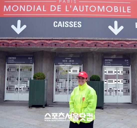 미녀 도우미들이 2012 파리모터쇼 개막 하루 전부터 관람객들의 안내를 위해 전시장 밖에 배치됐다.