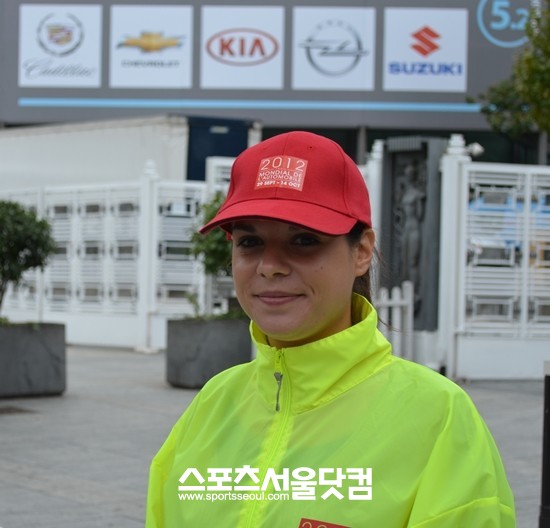 미녀 도우미들이 2012 파리모터쇼 개막 하루 전부터 관람객들의 안내를 위해 전시장 밖에 배치됐다.