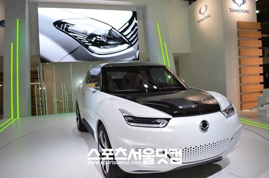쌍용자동차가 27일(현지시각) 2012 파리모터쇼에 세계 최초로 전기차 콘셉트카  e-XIV를 공개했다./황준성 기자