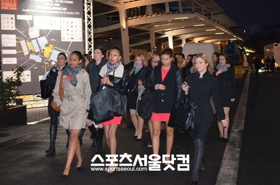 2012 파리모터쇼의 레이싱 모델들이 자동차 전시를 돕기위해 오전 6시(현지시각)의 이른시간에 출근하고 있다./ 황준성 기자