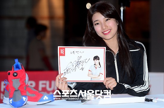 스포츠브랜드 리복의 클래식 펌프 퓨리 HLS 모델인 미쓰에이 수지가 27일 오후 서울 영등포구 여의도 IFC몰에서 열린 팬사인회에 참석해 포즈를 취하고 있다. /이새롬 기자