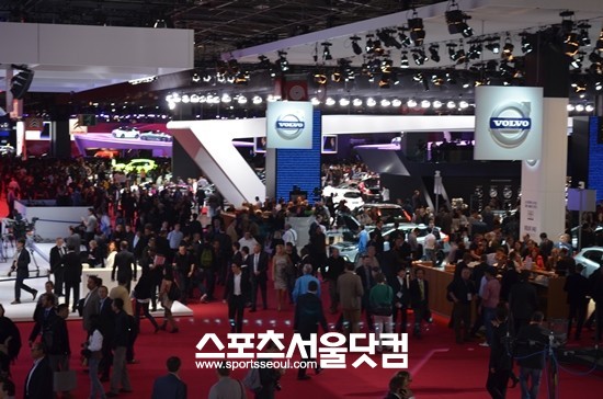 27일(현지시각) 열린 2012 파리모터쇼 프레스데이에 수천명의 취재진과 관계자들이 참석했다. /황준성 기자