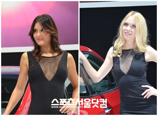 2012 파리모터쇼의 현대자동차 부스에서 모델들이 i30 3도어 신차 옆에서 포즈를 취했다.