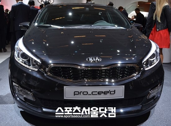 기아자동차는 27일(현지시각) 2012 파리모터쇼에서 프로 씨드를 월드프리미어로 선보였다.