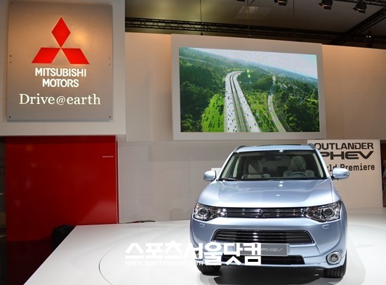 미쓰비시자동차는 27일(현지시각) 2012 파리모터쇼에서 아웃랜더 PHEV를 세계 최초로 공개했다./ 황준성 기자