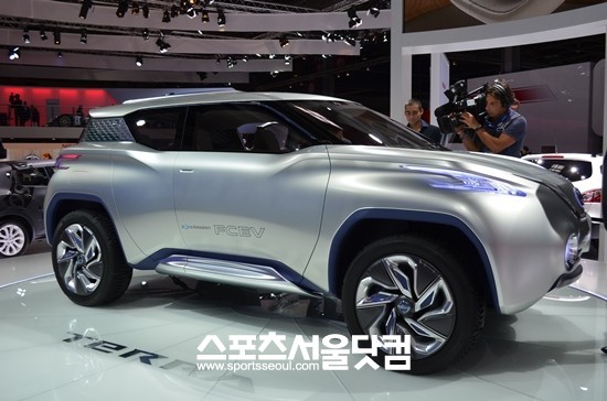 닛산은 27일(현지시각) 2012 파리모터쇼에서 콘셉트카 테라를 세계 최초로 공개했다.